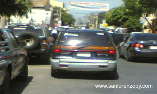 Doble estacionamiento sobre España, el panorama actual por el cierre definitivo de la calle San Lorenzo frente a la municipalidad